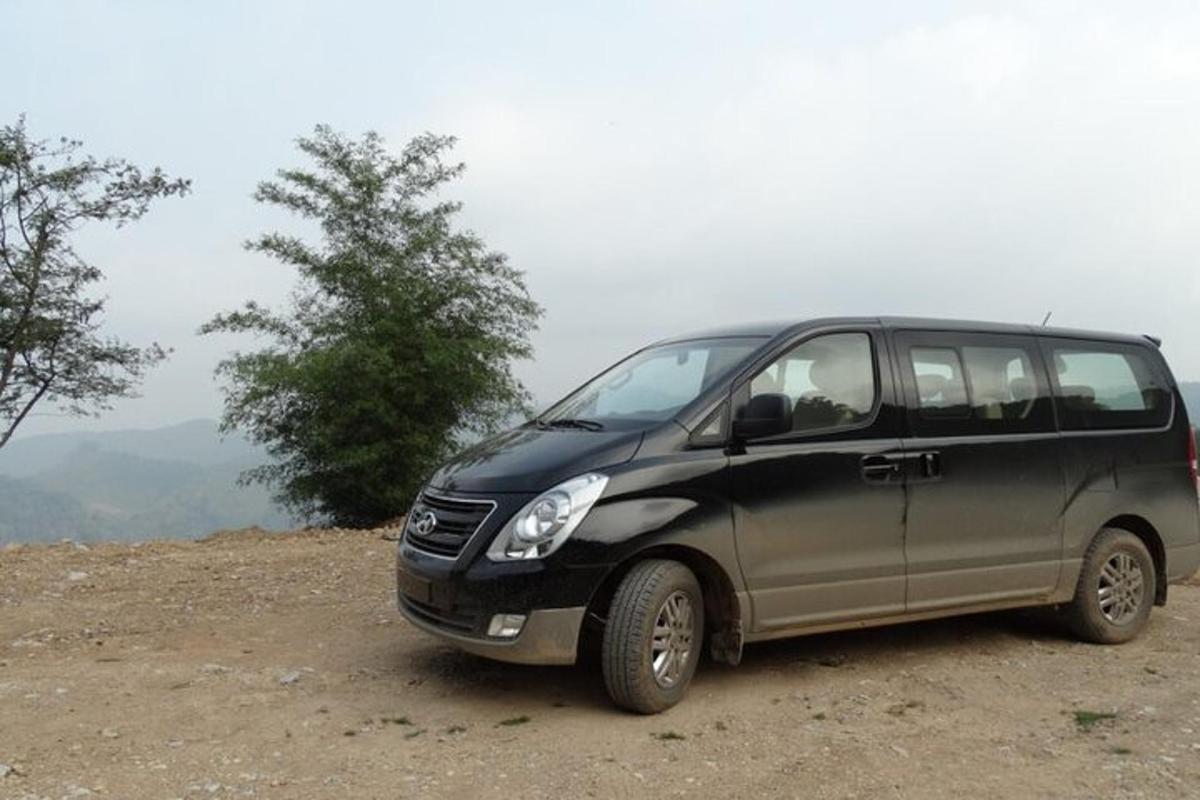 маленький автомобіль, припаркований на вершині пагорба