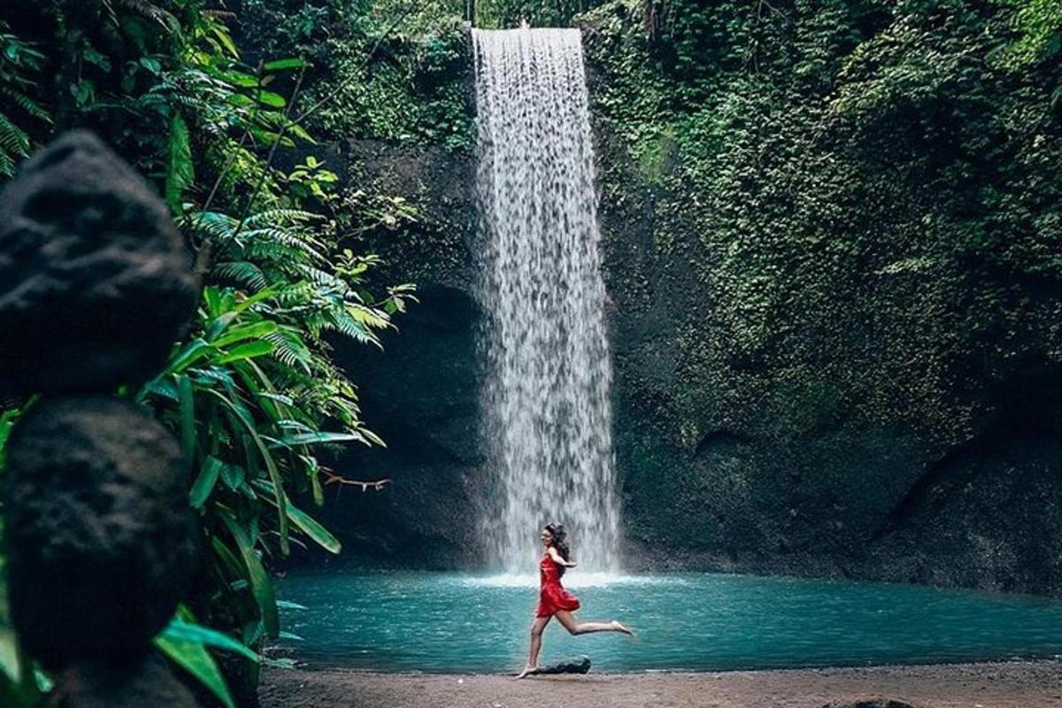 una donna che corre davanti a una cascata