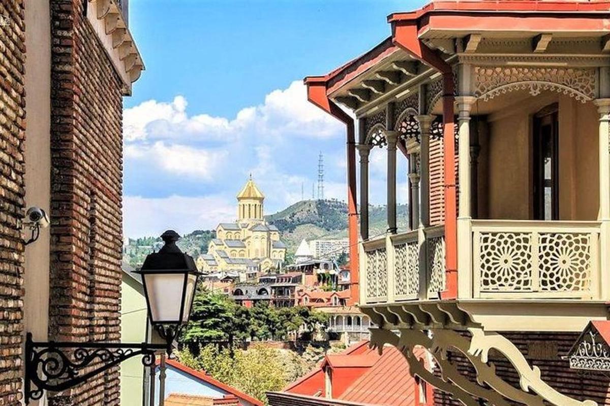 uma vista de uma cidade de um prédio com iluminação pública