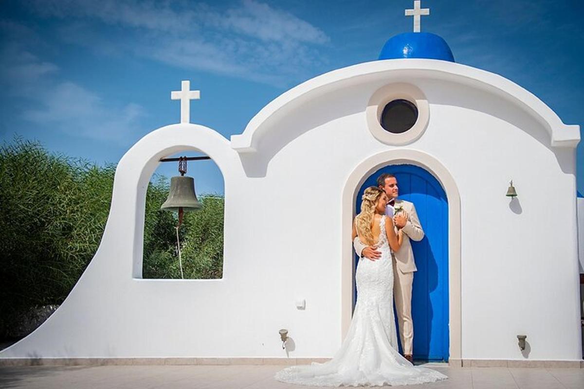 une mariée et un marié debout devant une église