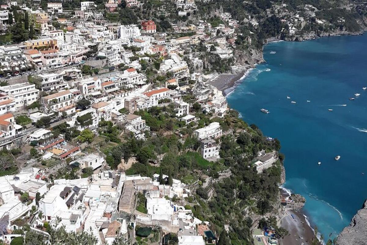 una vista aerea di una città vicino all'oceano