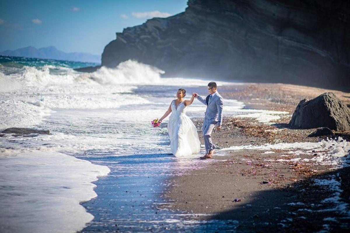 une mariée et un marié marchant sur la plage