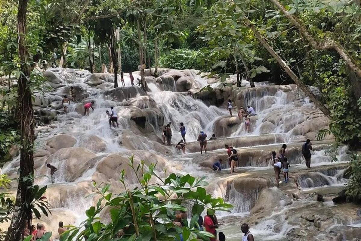 група людей, що стоять у водоспаді