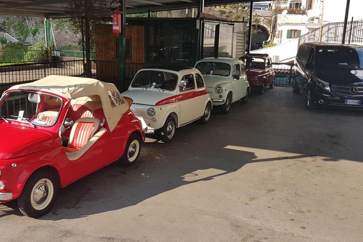 un gruppo di auto parcheggiate in un parcheggio