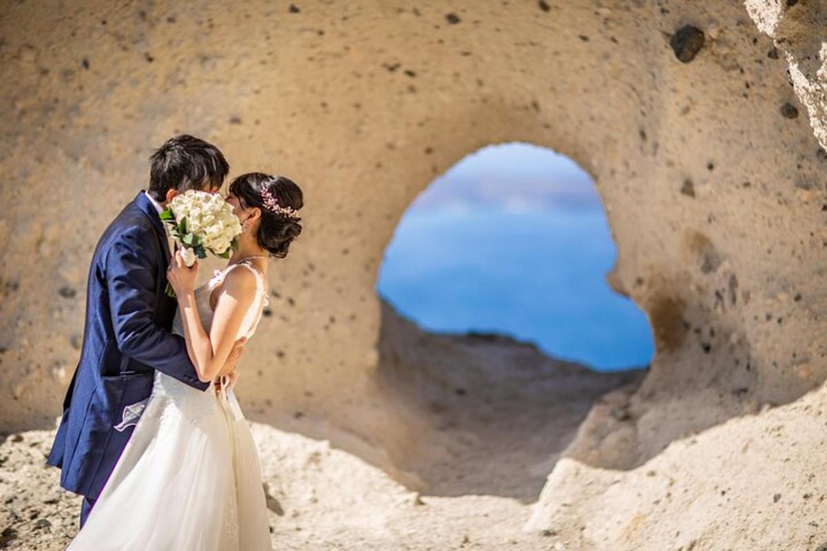 une mariée et un marié s'embrassant devant une grotte