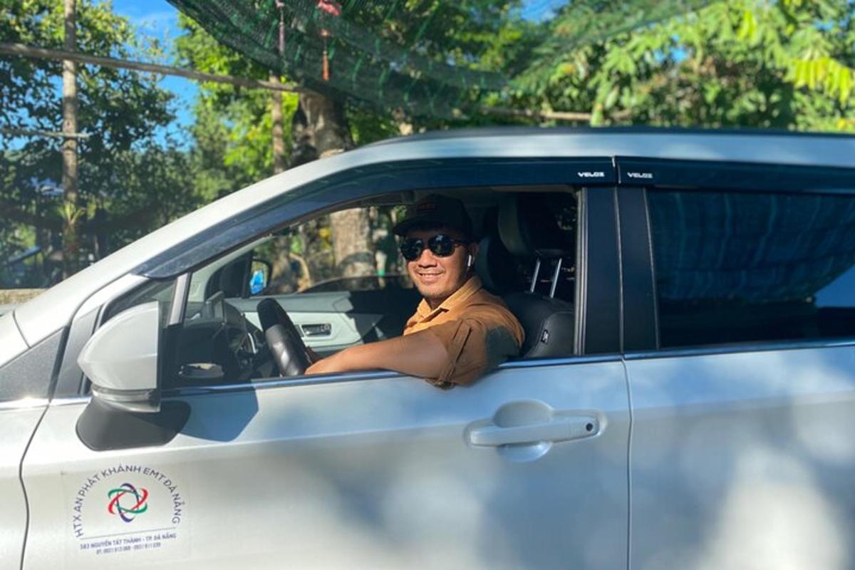 seorang lelaki duduk di kerusi pemandu kereta