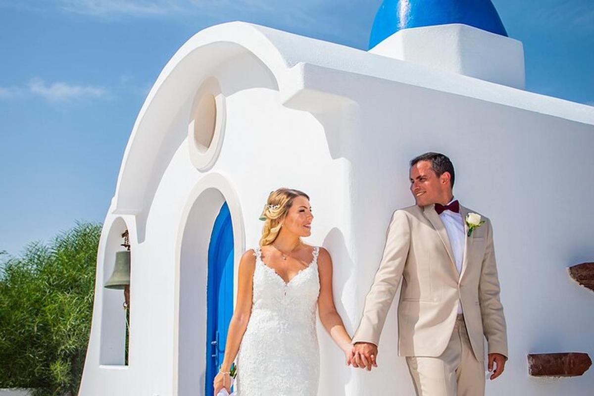 une mariée et un marié marchant ensemble devant un bâtiment blanc