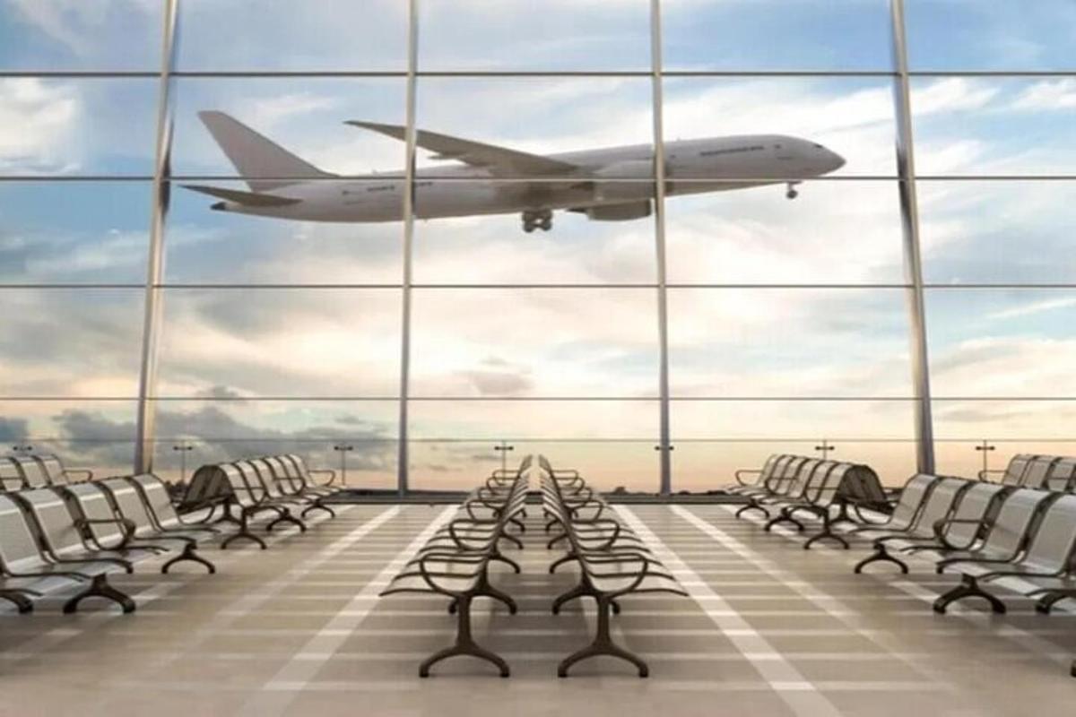 um avião está decolando de um terminal de aeroporto