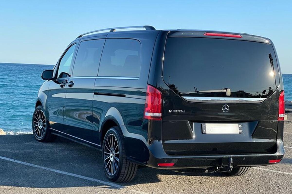 Una camioneta negra estacionada en un estacionamiento cerca del océano.