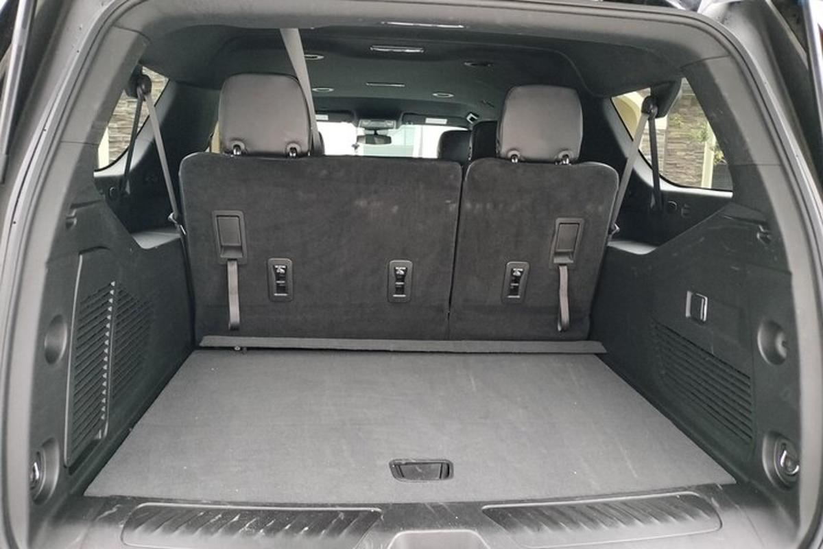 ein leerer Kofferraum eines Autos mit geöffneter Rückbank