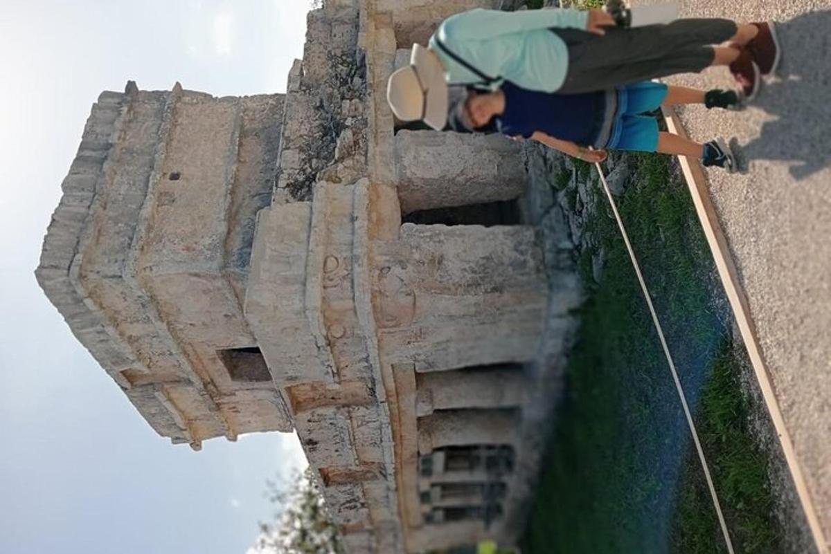 muž stojící na boku hradu