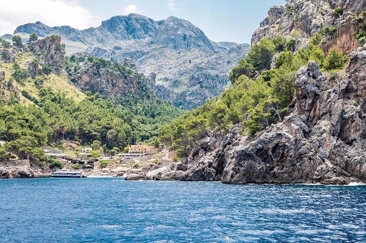 una vista di uno specchio d'acqua con montagne