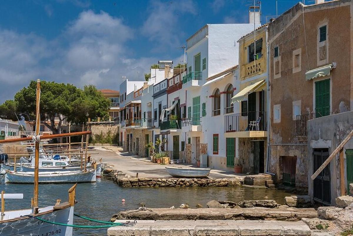 un gruppo di edifici accanto a un canale con barche