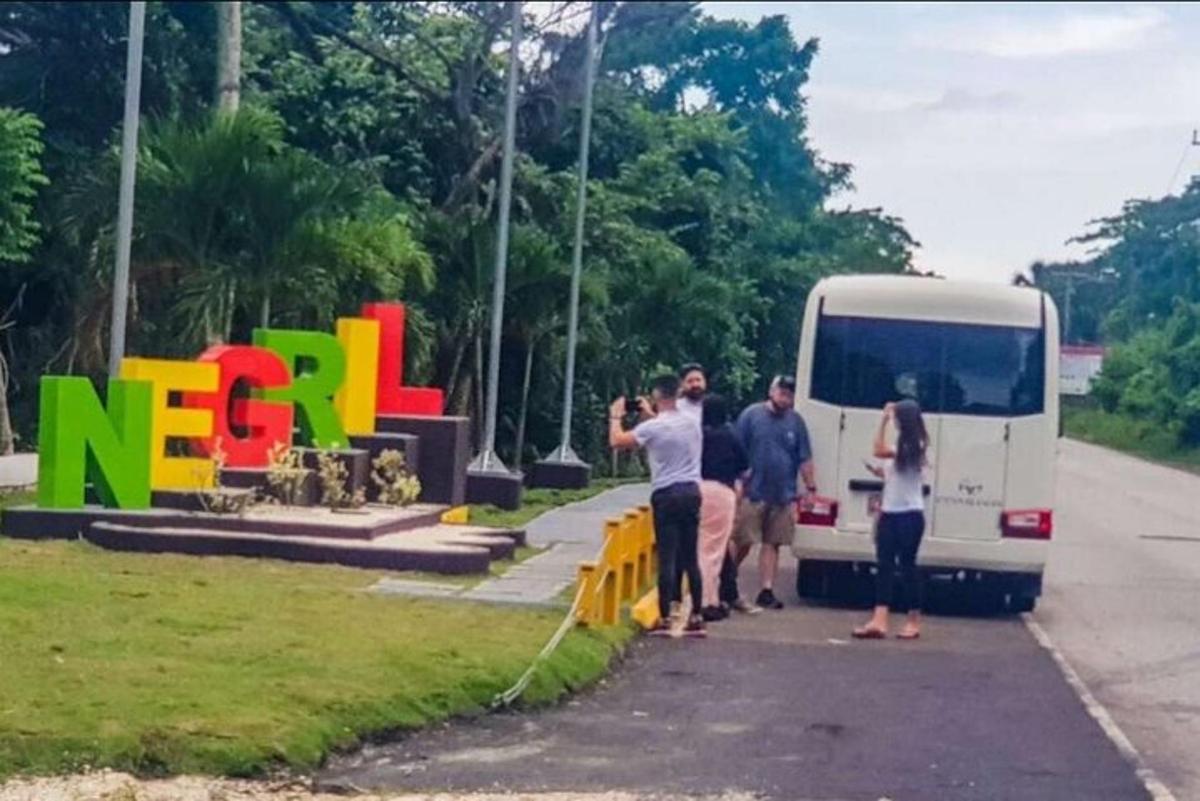 một nhóm người đứng cạnh một chiếc xe tải màu trắng
