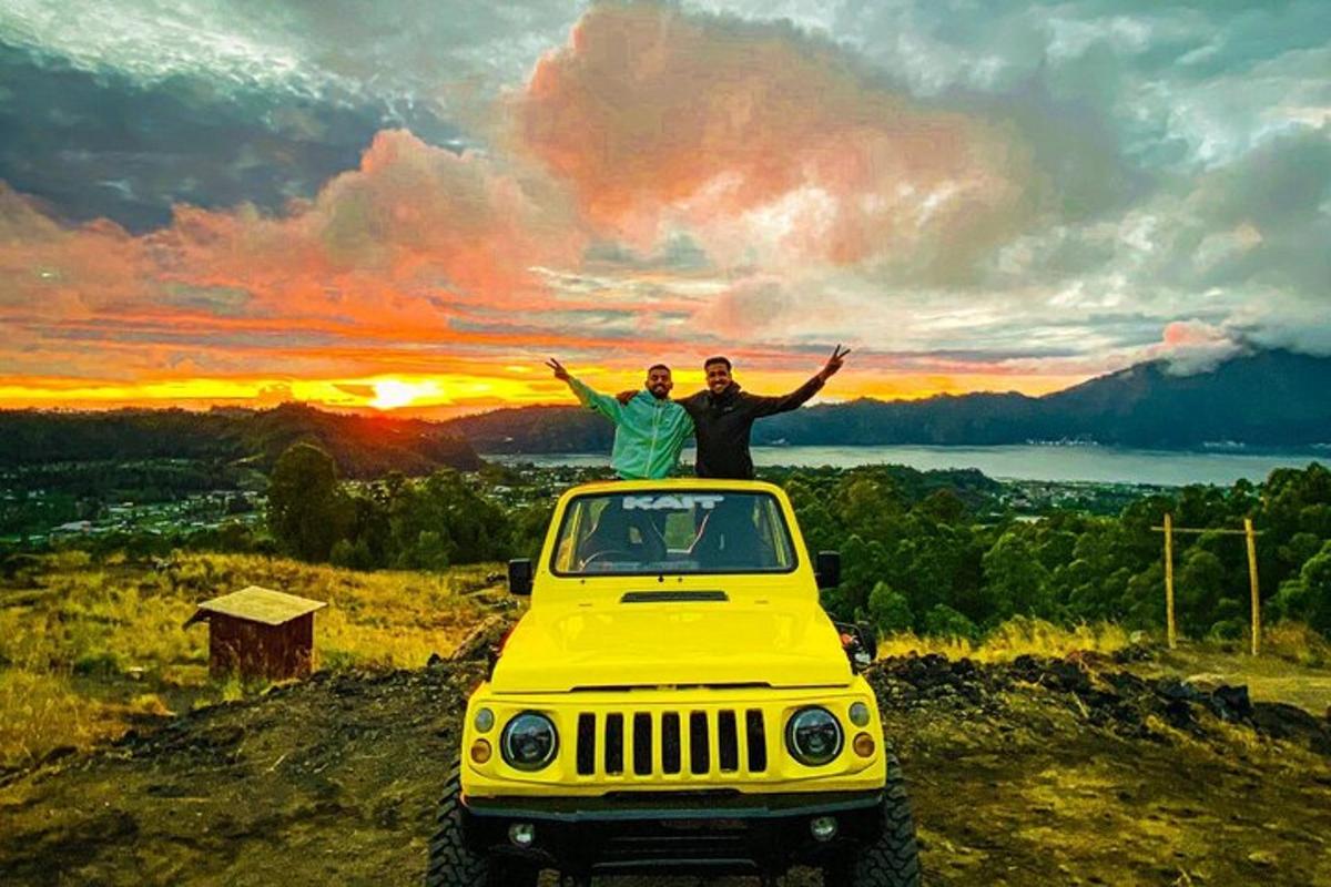 dos personas sentadas encima de un jeep amarillo