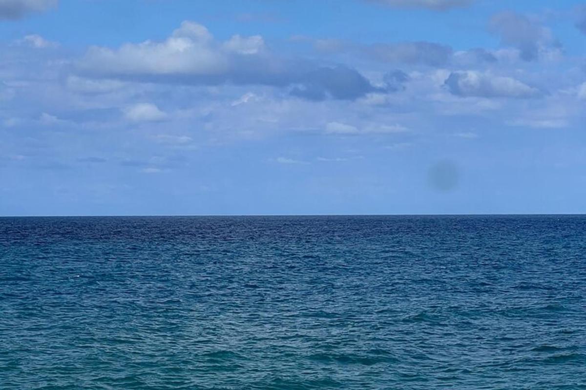 ein großes Gewässer mit blauem Himmel