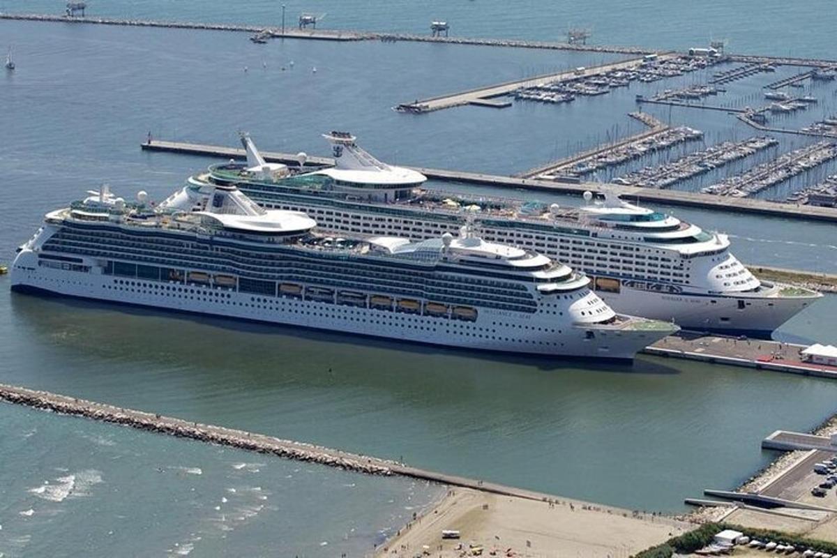 due navi da crociera sono attraccate in un porto
