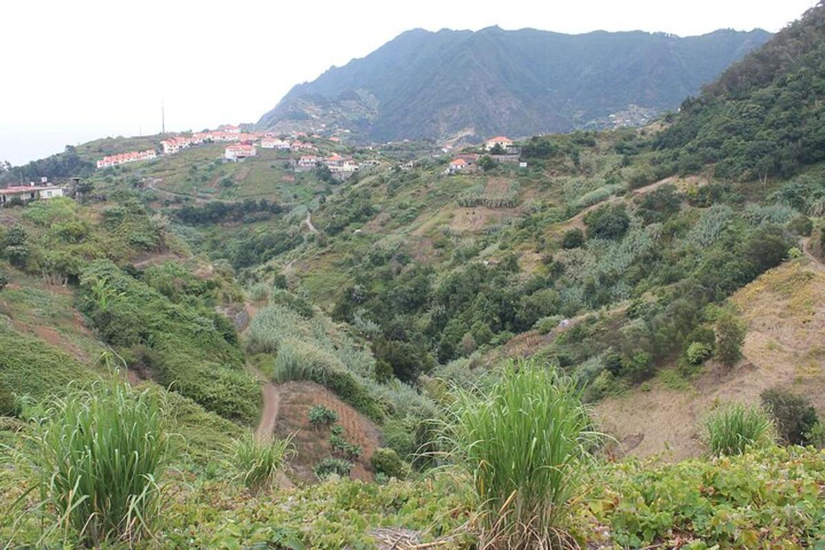 uma vista de uma montanha com uma cidade em uma colina