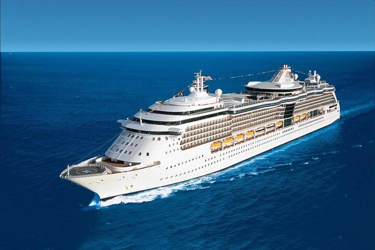 una grande nave da crociera nell'oceano