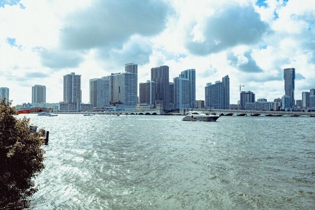 城市前水中的一艘船