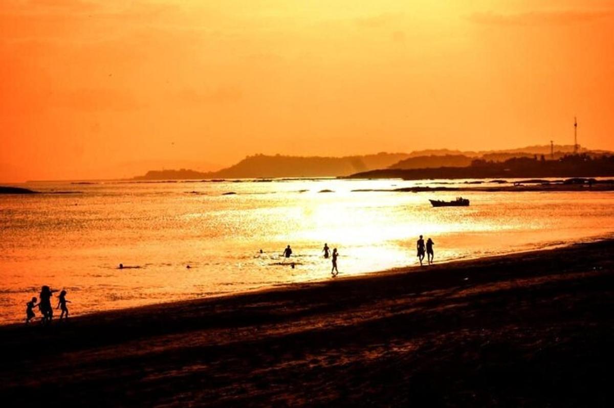 un gruppo di persone che giocano nell'acqua in spiaggia