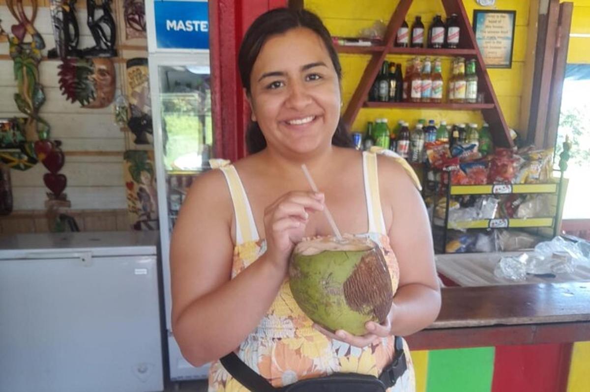 uma mulher está segurando um coco em uma loja