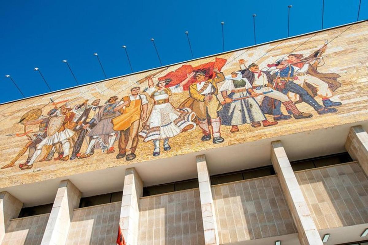 un murale sul lato di un edificio