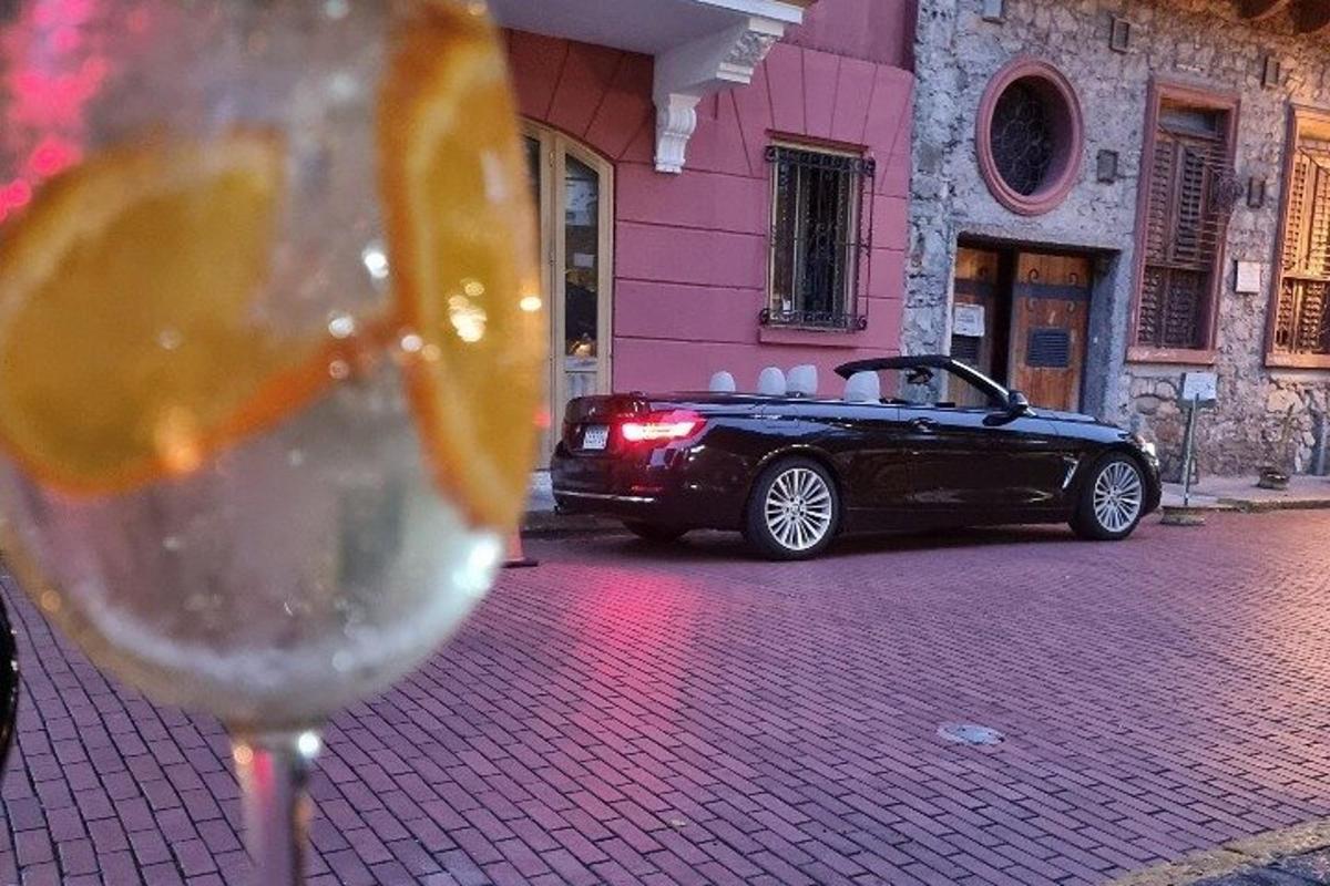 un'auto nera parcheggiata davanti a un edificio rosa