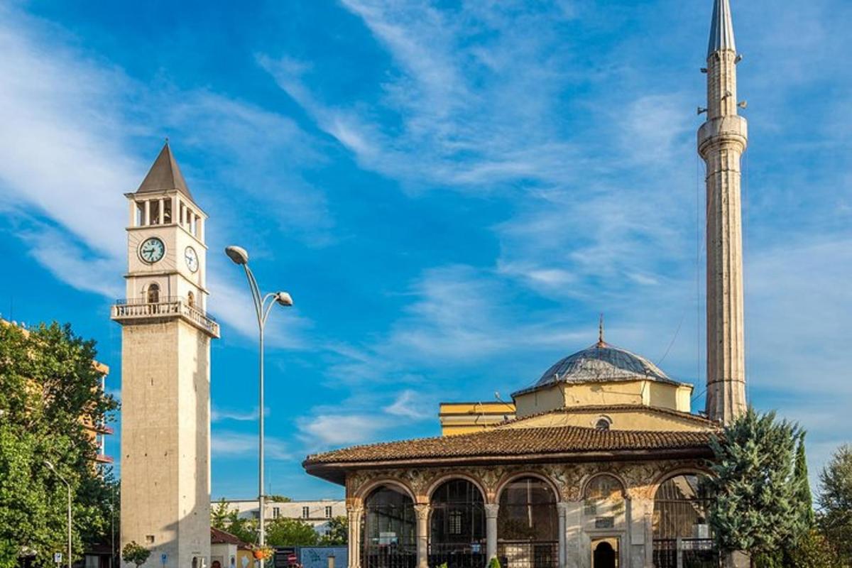 isang gusali na may isang tore ng orasan at isang mosque