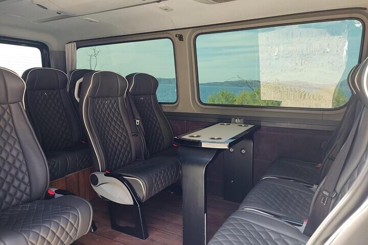 en togvogn med stoler og et bord i den