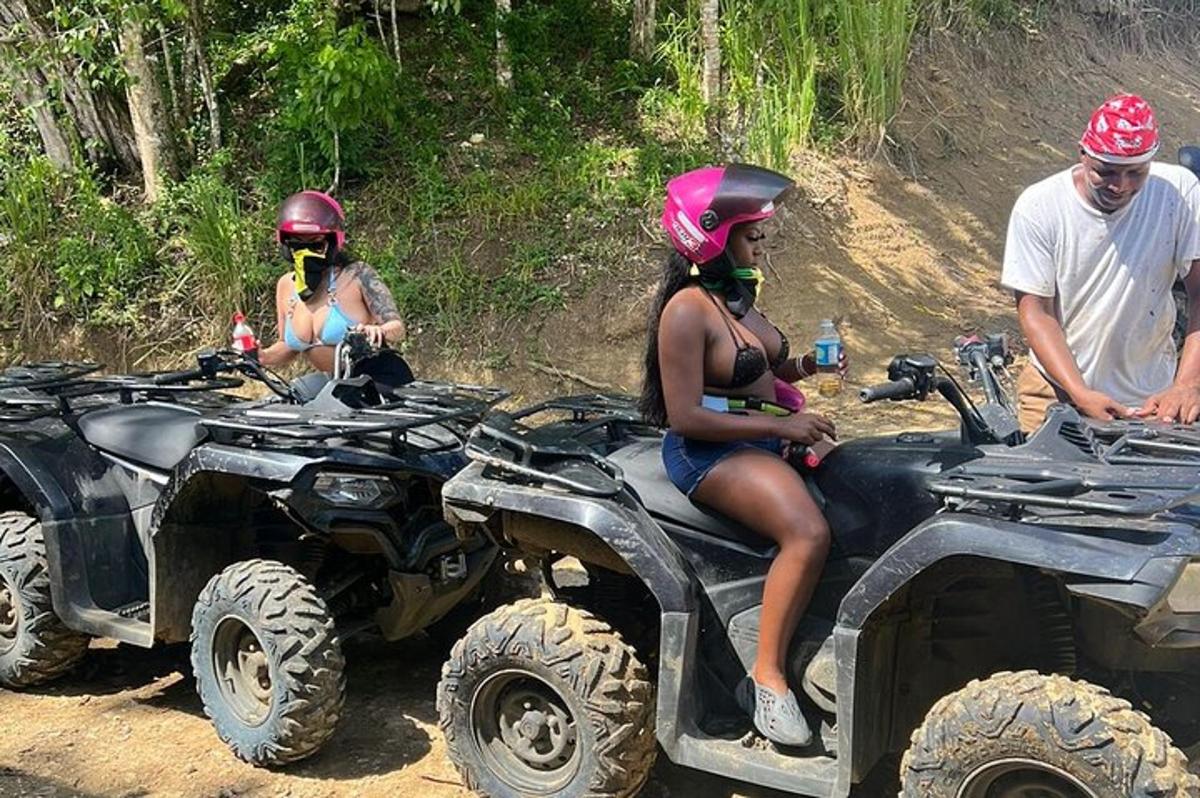 un grup de oameni care merg pe ATV-uri pe un drum de pământ