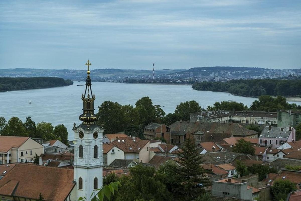 un edificio con una torre con una croce in cima