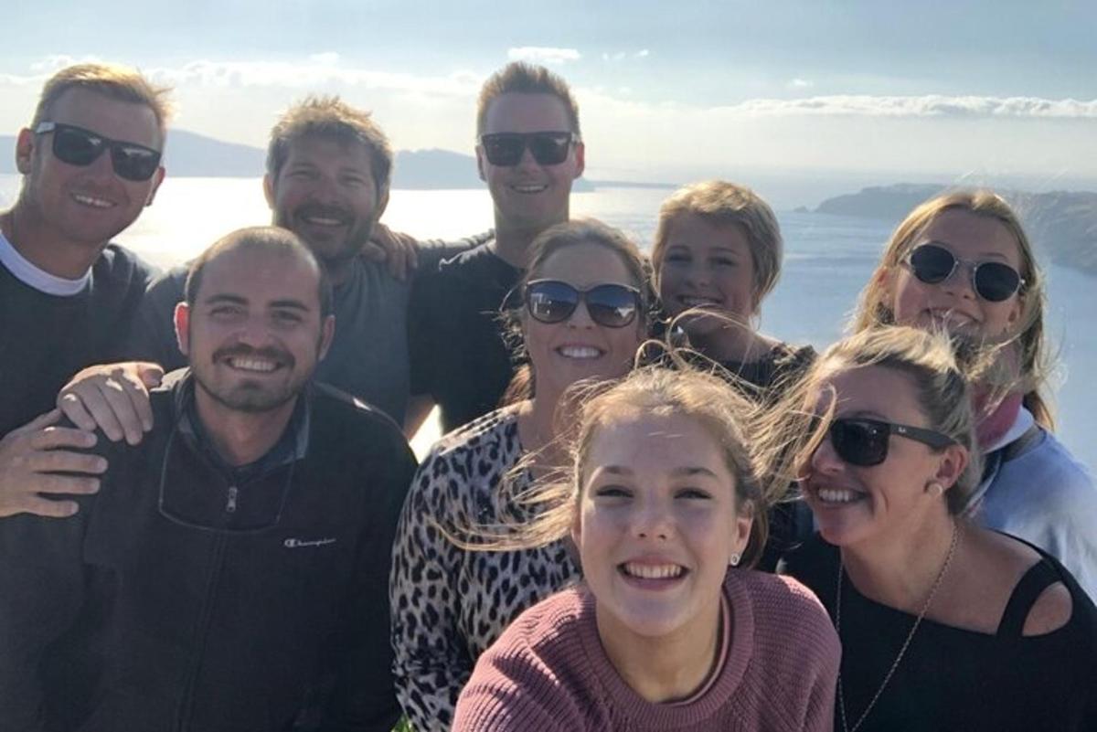 um grupo de pessoas posando para uma foto