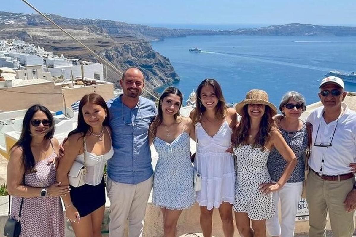um grupo de pessoas em vestidos posando para uma foto