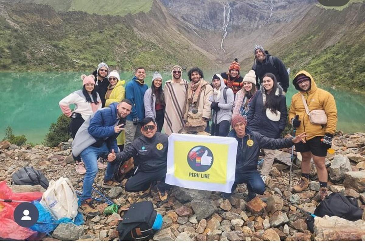 Un grupo de personas posando para una foto con una bandera.