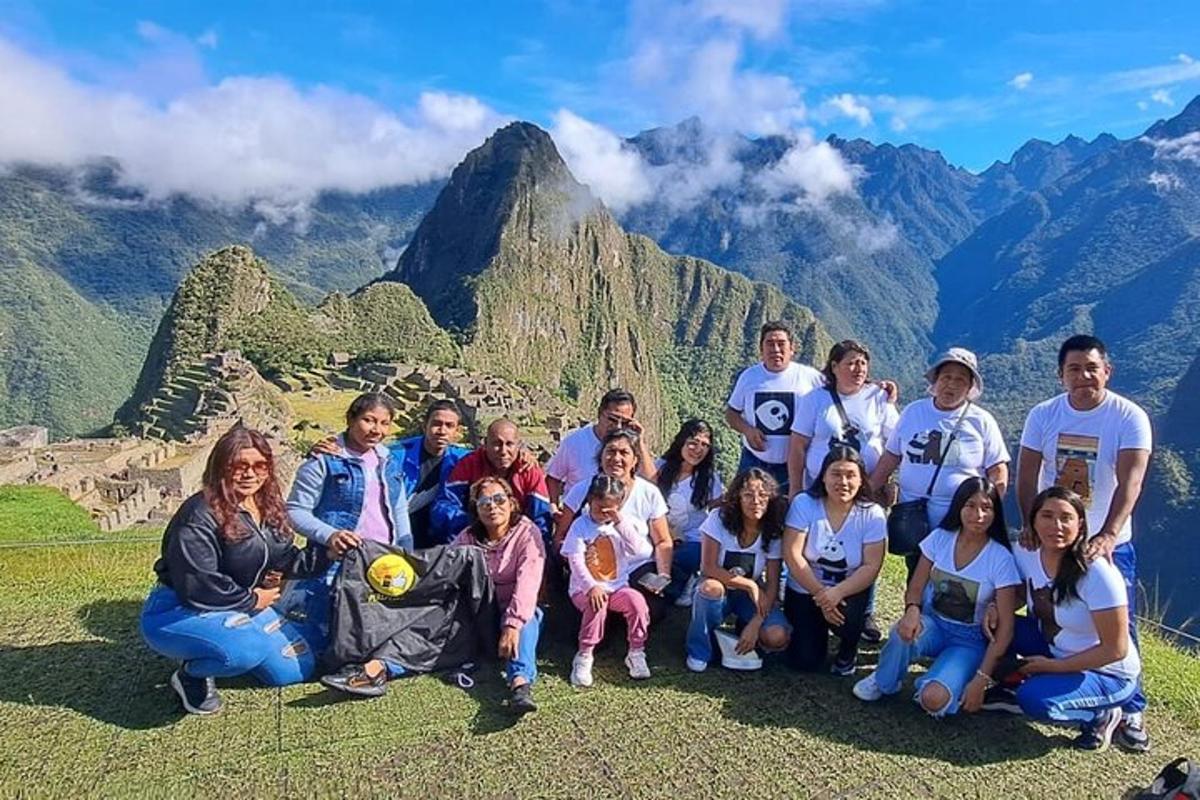 Un grupo de personas posando para una foto en una montaña.