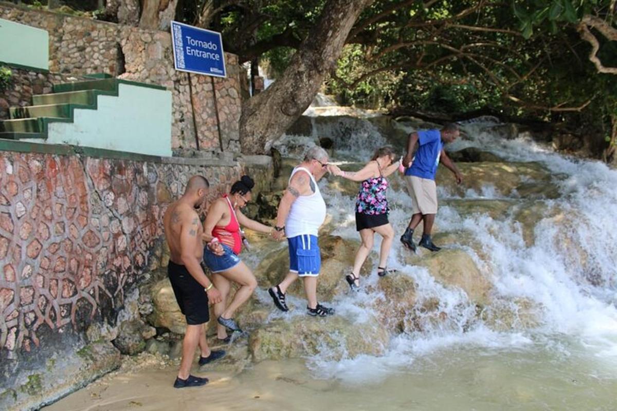 un grup de persones dempeus en una cascada