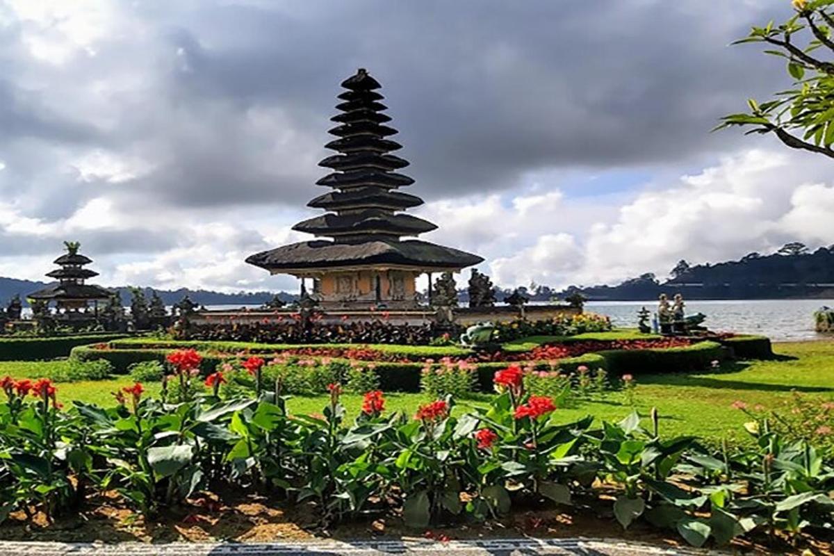 una pagoda al mig d'un jardí amb flors