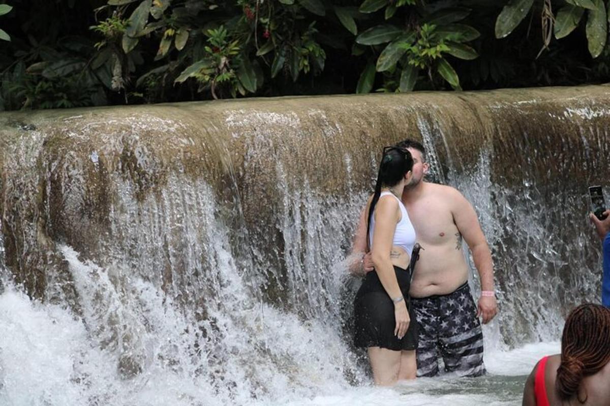 un home i una dona drets davant d'una cascada