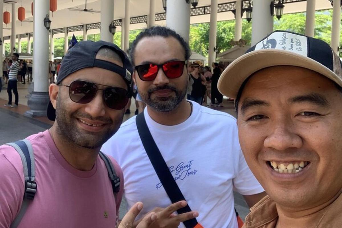 un gruppo di tre uomini che posano per una foto