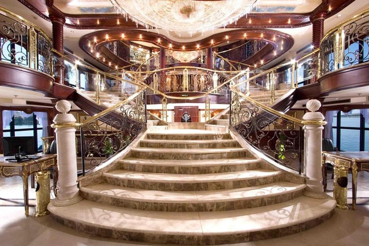 una grande scala in un edificio con soffitto