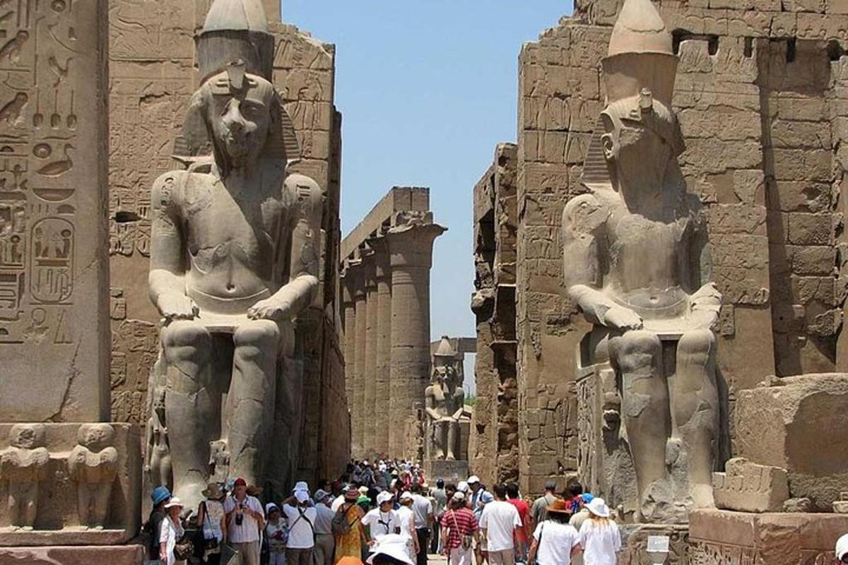 un gruppo di persone in piedi davanti alle statue