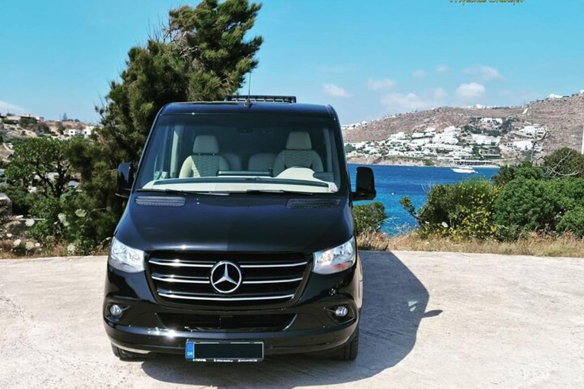 okyanusun yanında park edilmiş siyah bir mercedes benz minibüsü