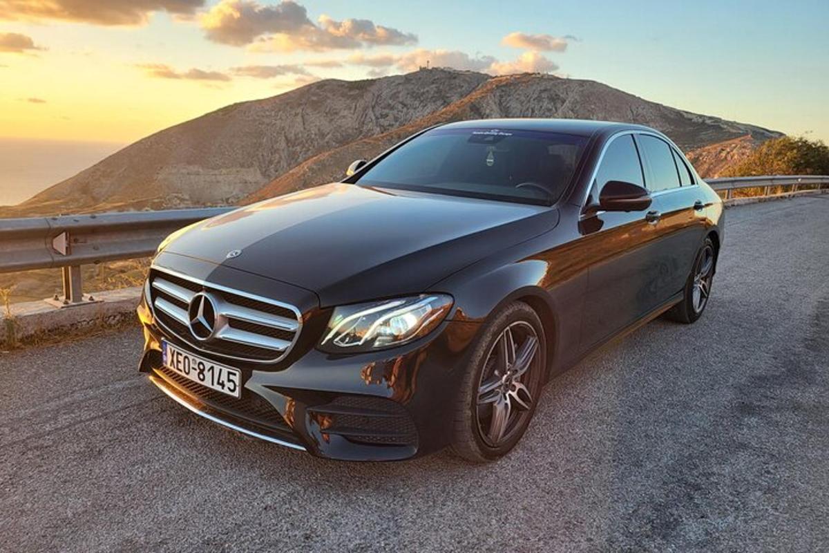 o mașină Mercedes-Benz neagră parcată pe un drum
