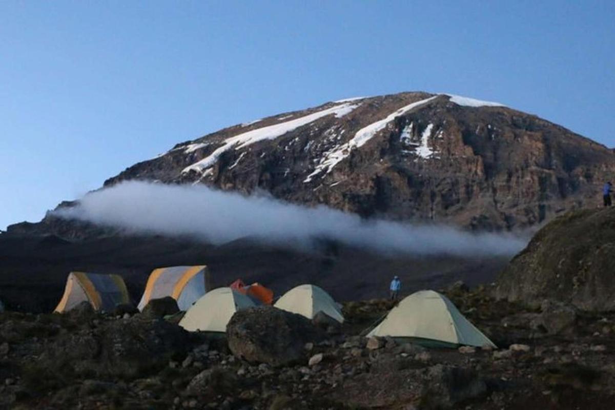 hópur tjalda fyrir framan fjall