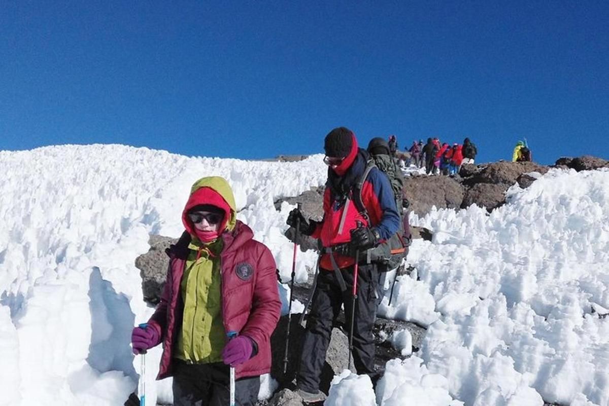 um homem e uma criança parados na neve