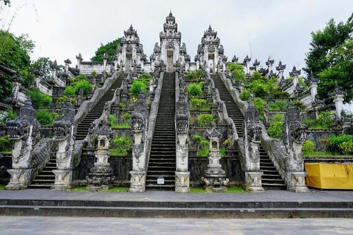 อาคารที่มีบันไดอยู่ด้านหน้า