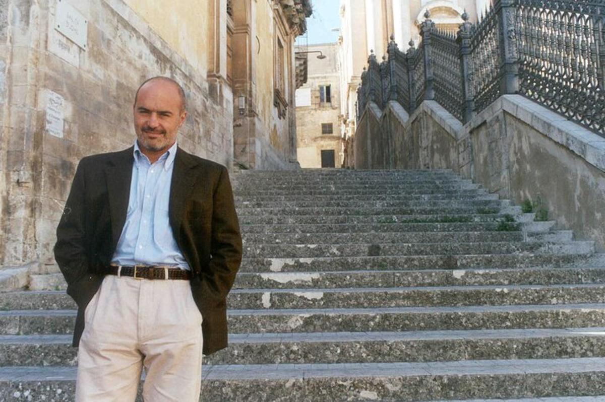 Un hombre de pie en un tramo de escaleras