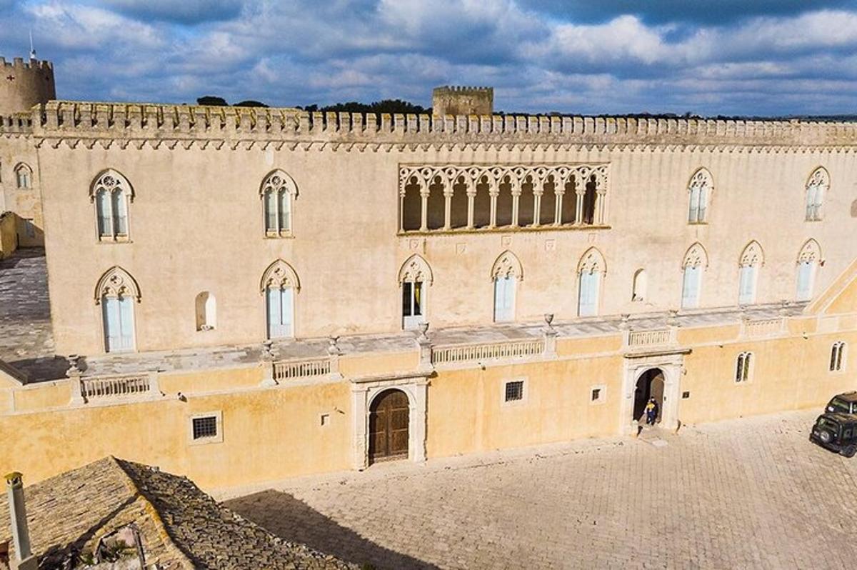 un grande edificio in mattoni con una persona in piedi sulla soglia