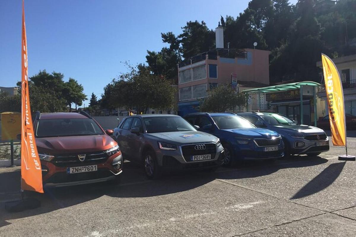 sekumpulan kereta yang diletakkan di tempat letak kereta